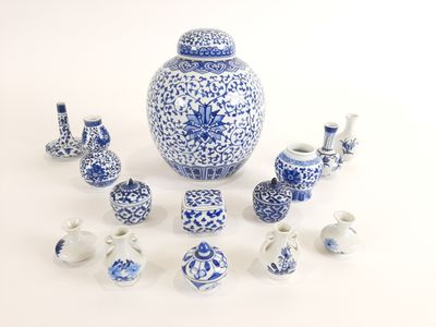 un vase bleu et blanc et plusieurs autres vases bleus et blancs