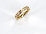 une bague en or avec des diamants sur fond blanc