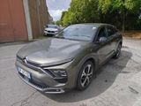 un SUV gris garé sur un parking à côté d'un immeuble