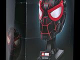 un gros plan d'une boîte sur laquelle figure un masque de Spider-Man