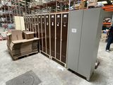 plusieurs casiers dans un entrepôt où s'entassent des cartons les uns sur les autres à même le sol