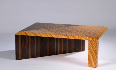 une photo d'une table basse avec un plateau en bois