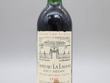 une bouteille de vin rouge posée sur une table blanche