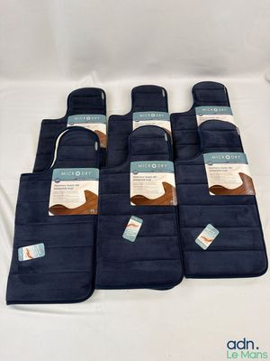 six gants de cuisine bleus sont alignés sur une surface blanche
