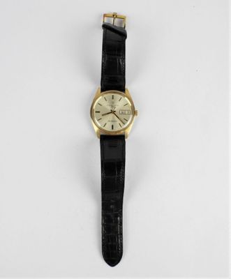 gros plan d'une montre sur une surface blanche