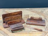 plusieurs morceaux de bois posés les uns à côté des autres sur une table