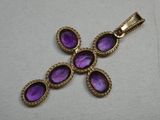 Pendentif en forme de croix orné de pierres de verre violettes