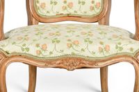 FAUTEUILS (paire de) cabriolets en bois naturel mouluré et s… (photo 5)