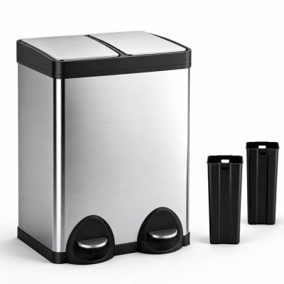 deux poubelles et une poubelle placées les unes à côté des autres