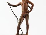 statue en bronze représentant un homme tenant un fouet et un fouet