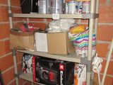 une étagère sur laquelle sont posées de nombreuses boîtes et boîtes de conserve