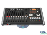 une table de mixage compacte avec un lecteur CD à l'avant