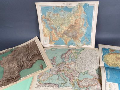 Plusieurs cartes de l'Europe et du Moyen-Orient sont étalées sur une table