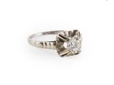 gros plan d'une bague en diamant sur fond blanc