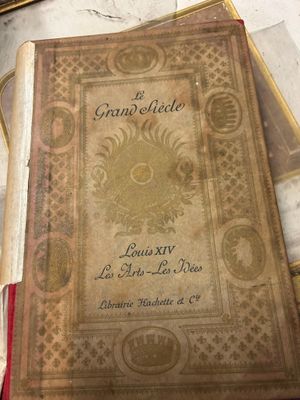 un vieux livre posé au sommet d'une pile de livres