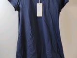 une photo d'un t-shirt pour femme suspendu à un cintre