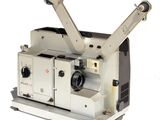 un vieux projecteur de cinéma posé sur une table