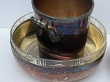 une tasse et une soucoupe posées sur un plateau en argent