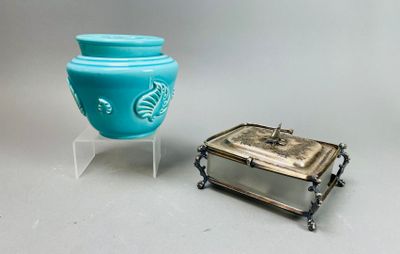un petit vase bleu à côté d'une petite boîte en argent