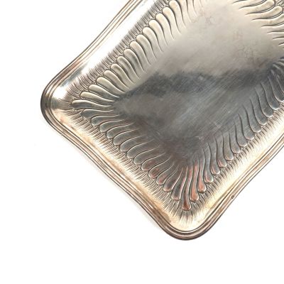 un plateau en argent orné d'un motif