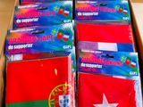 Des boîtes contenant divers drapeaux sont empilées les unes sur les autres sur une table