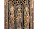 trois statues en bois représentant Jésus, Marie et Jésus, dans un cadre en bois