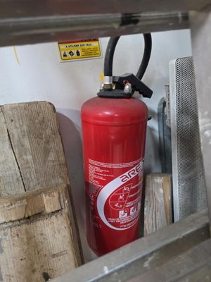 un extincteur dans un coin de la pièce