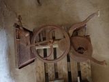 une vieille machine qui traîne dans un coin d'une pièce