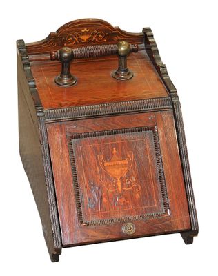 une petite boîte en bois sur laquelle est représentée une image