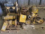un tas de machines posées sur une palette dans un entrepôt
