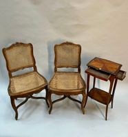 PAIRE DE CHAISES cannées en noyer sculpté à décor de fleurs.
