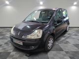 la photo d'une petite voiture noire garée dans un garage