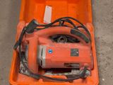 une boîte à outils orange contenant une ponceuse filaire