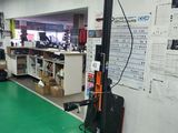 une machine posée sur un sol vert dans une pièce