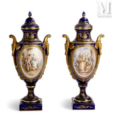 une paire de vases bleus et dorés ornés de figures peintes