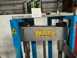 a picture of a machine that is sitting in a garage