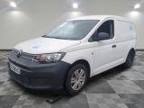 la camionnette blanche est garée sur un sol carrelé en damier