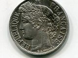 une vieille pièce de monnaie sur laquelle figure la tête d'une femme, sur un fond blanc