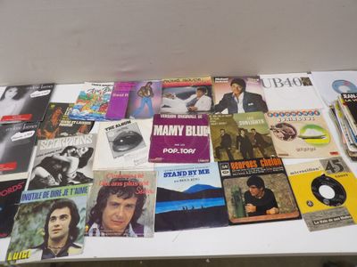 une table sur laquelle sont posés de nombreux disques et CD