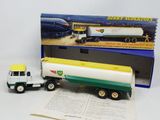 un camion miniature posé à côté d'un livre