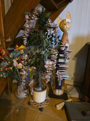 un vase de fleurs posé par terre près de l'escalier