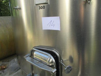 une photo d'une cuve en acier inoxydable sur laquelle est collé un autocollant