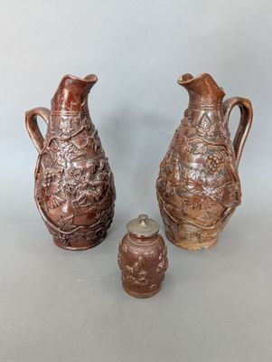 deux vases marron posés l'un à côté de l'autre sur une table