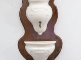 une photo d'une étagère murale blanche comportant deux tablettes