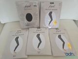 quatre paires de leggings sont posées sur une surface blanche