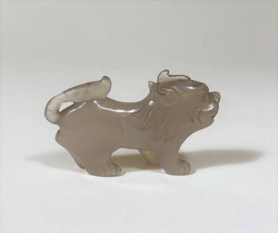 CHINE - XXe siècle Statuette de bixie en agate grise, représ…