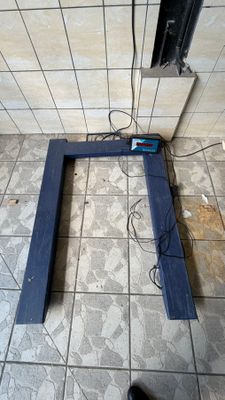 un cadre bleu posé sur le sol d'une salle de bains