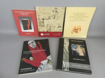 trois livres sont posés sur une table à fond blanc