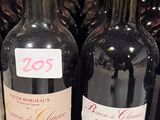 plusieurs bouteilles de vin sont alignées sur une étagère dans un magasin
