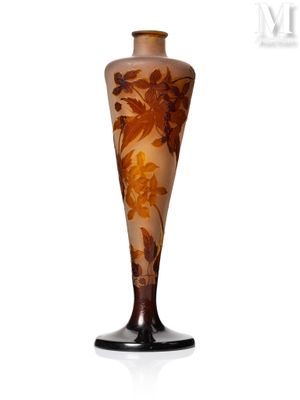 un vase en verre avec un motif floral
